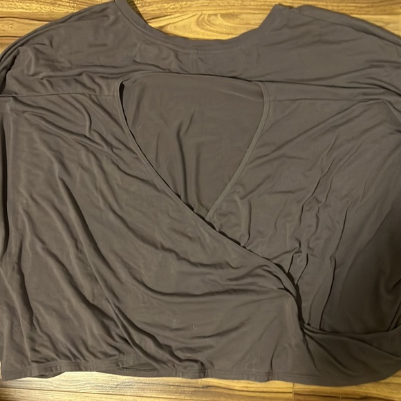 Light weight quarter sleeve cotton tshirt with open back design - Picture 3 of 4